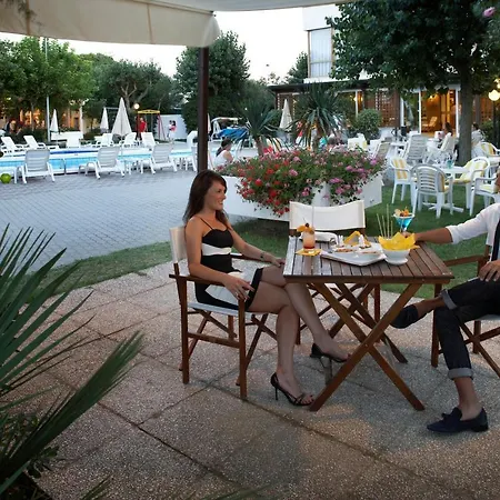 Отель Alexandra Plaza Риччоне