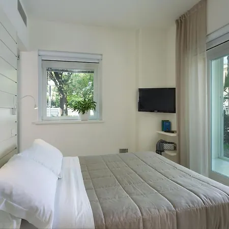White Aparthotel 3*