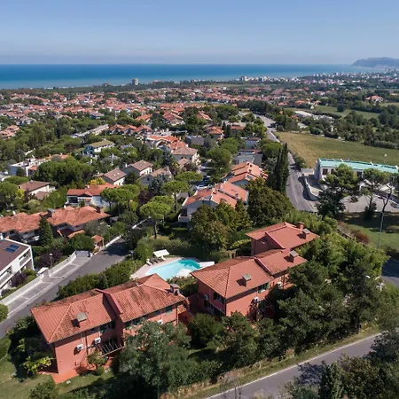 Residenze Al Colle Dei Pini Риччоне