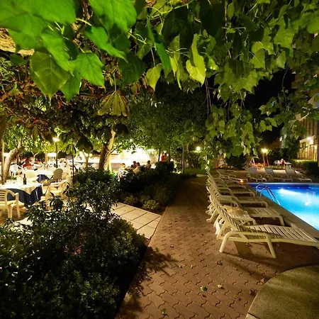 Отель Alexandra Plaza 4*