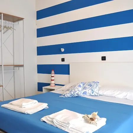 Hotel Susy - Ambienti Rinnovati - Direttamente Su Viale Dante E A Due Passi Dal Mare Riccione