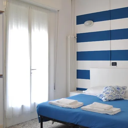 Susy - Ambienti Rinnovati - Direttamente Su Viale Dante E A Due Passi Dal Mare 2* Riccione