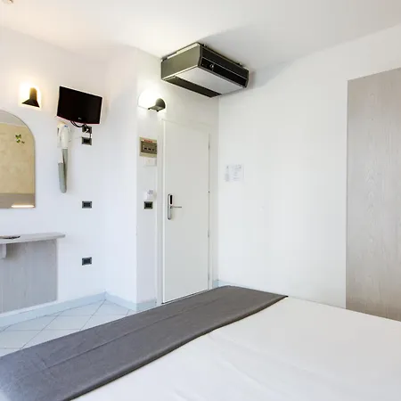 Hotel Marzia Con Piscina Отель Риччоне