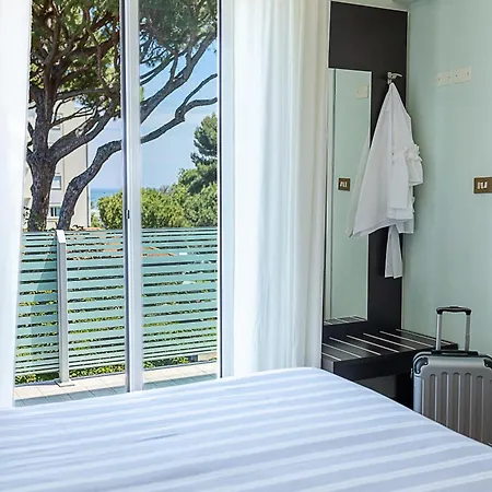 Hotel Adriatica Con Piscina