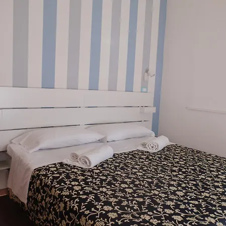 Jolie Hotel