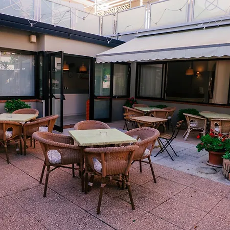 Jolie Hotel