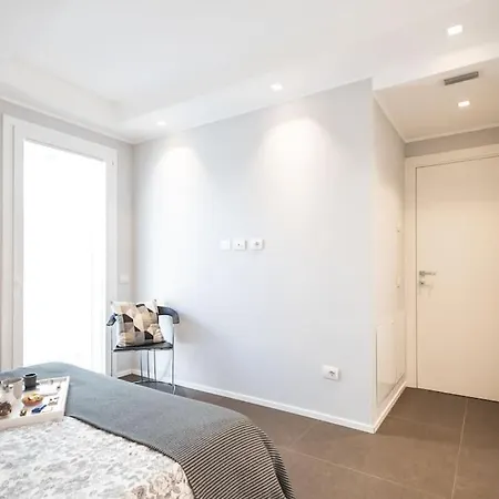 New Roomy & Garden شقة