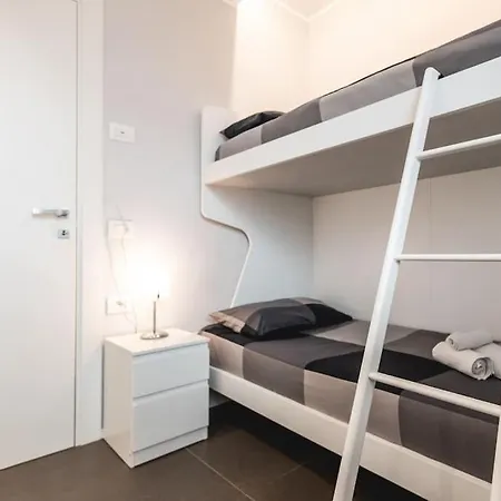 New Roomy & Garden شقة