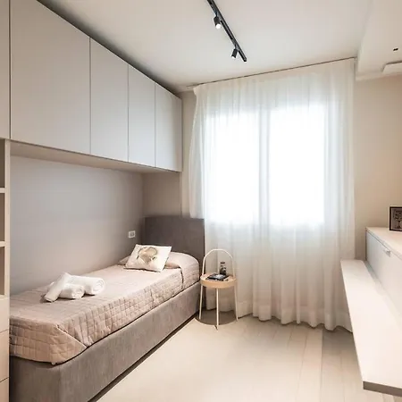 New Modern Seaside House With Garage Apartment *