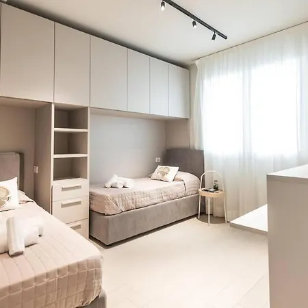 New Modern Seaside House With Garage Apartment