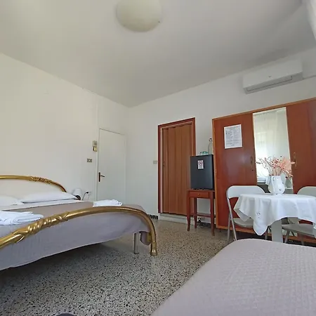 Beeliving Room&breakfast (adults Only) 住宿加早餐酒店