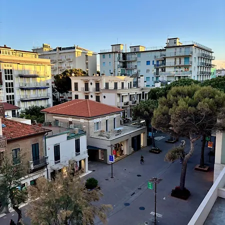 Aria Di Mare Su Viale Ceccarini Riccione