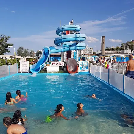 Sul Mare Con Servizio E Aquapark Riccione