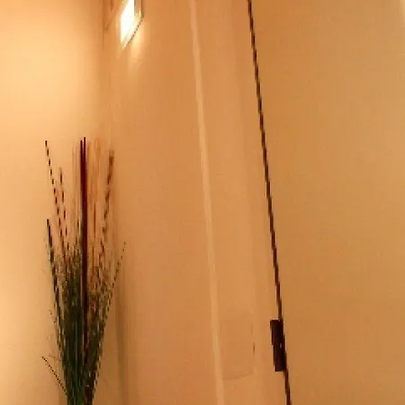伊拉里奥套房酒店 2*