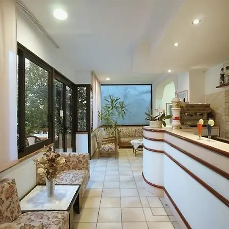 Jolie Hotel