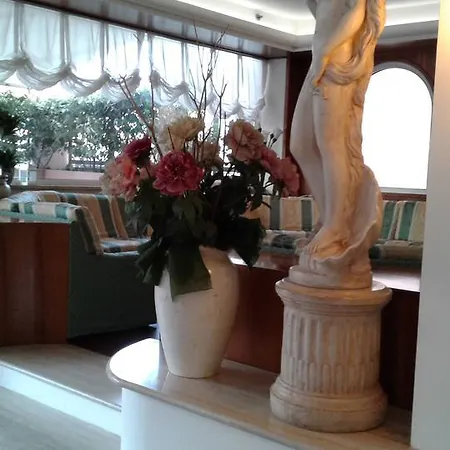 Trevi Riccione, In Centro Sul Mare Con Cucina Hotel 3*