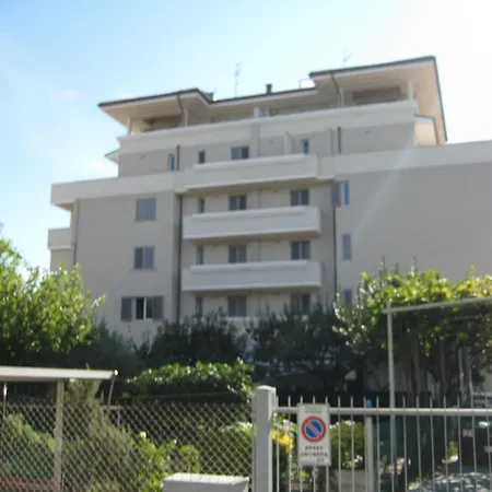 Ξενοδοχείο με διαμερίσματα Alba Ριτσιόνε