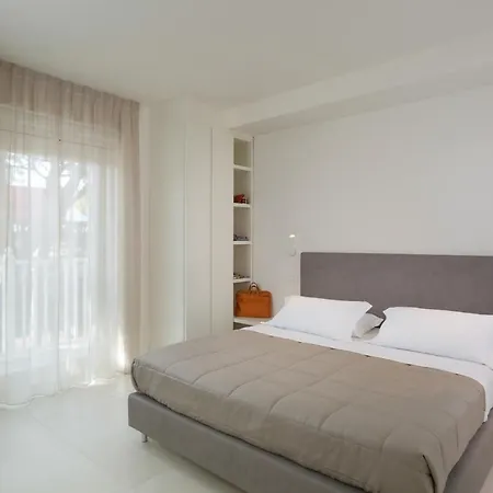 White Aparthotel