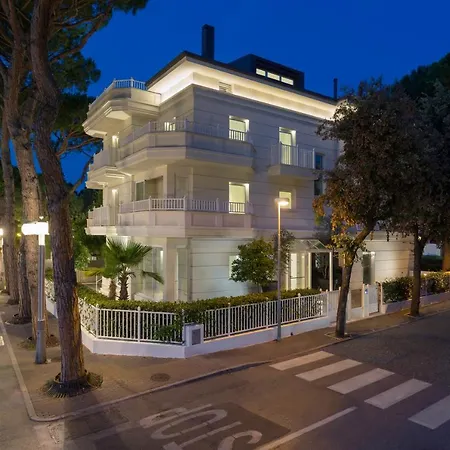 White Aparthotel