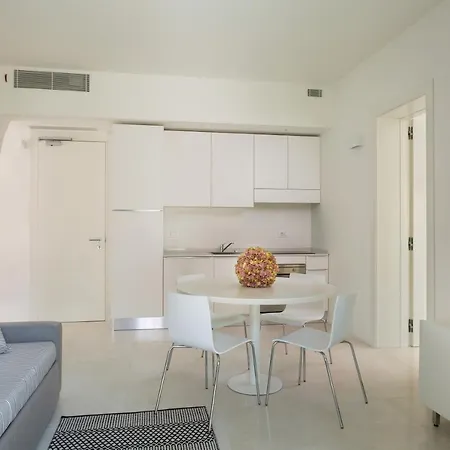 White Aparthotel