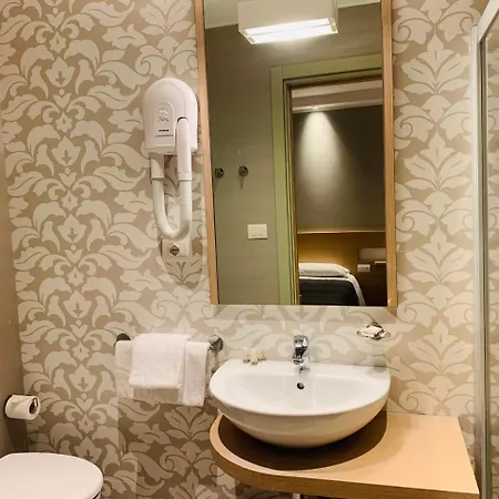 Liane Hotel 2*