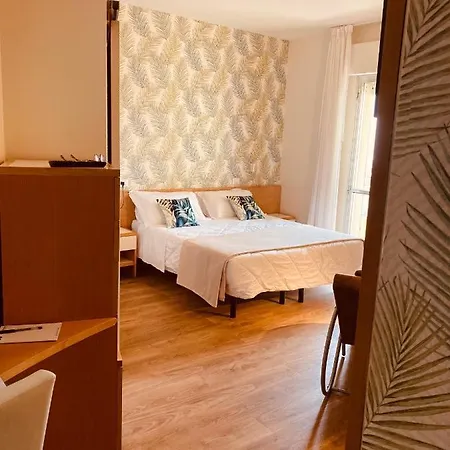 ホテル Hotel Montecarlo - Vista Mare Con Piscina & Area Fitness 3*