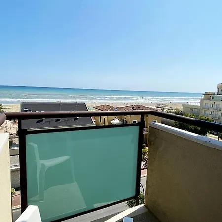 Avana Fronte Mare מלון 3*
