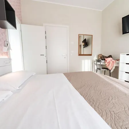 Kiss Hotel 2*