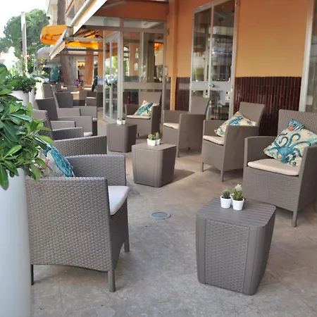 Susy - Ambienti Rinnovati 2022 - Direttamente Su Viale Dante E A Due Passi Dal Mare Hotel Riccione