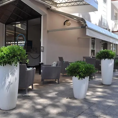 Susy - Ambienti Rinnovati 2022 - Direttamente Su Viale Dante E A Due Passi Dal Mare Hotel Riccione