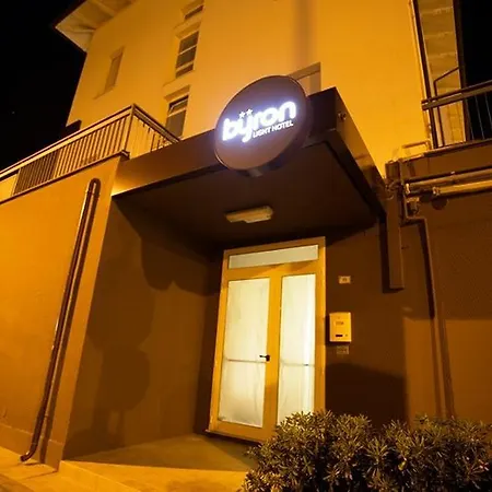 Byron Light Nuova Gestione 2024 호텔