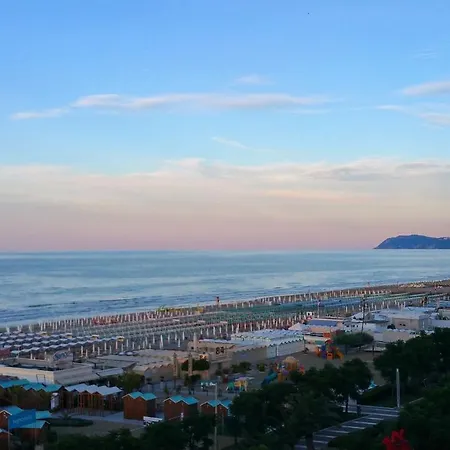 Apartment Vista Mare In Viale Ceccarini Angolo Dante *