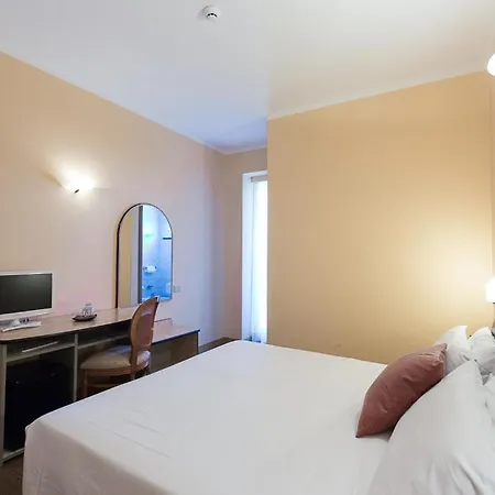 Hotell Trevi Riccione, In Centro Sul Mare Con Cucina