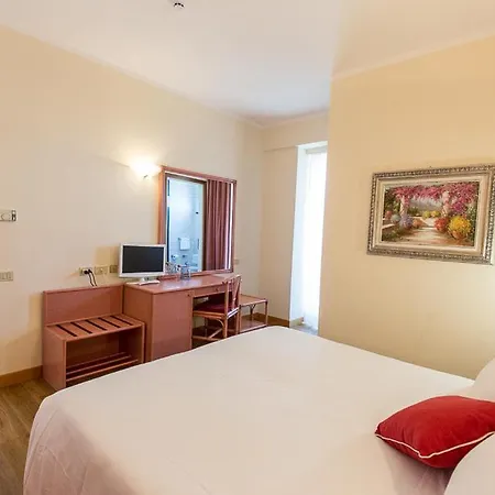 Trevi Riccione, In Centro Sul Mare Con Cucina Hotell 3*