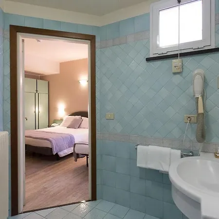 Trevi Riccione, In Centro Sul Mare Con Cucina Hotell