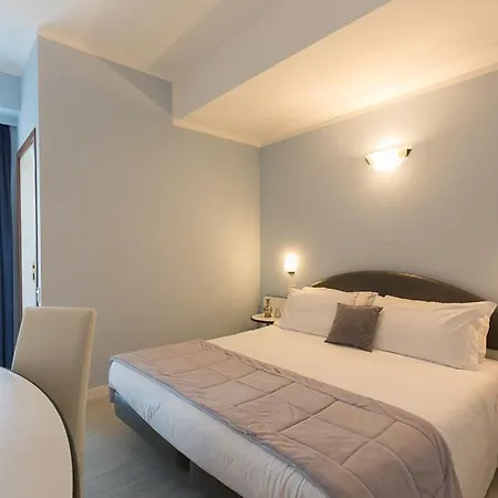 Hotell Trevi Riccione, In Centro Sul Mare Con Cucina