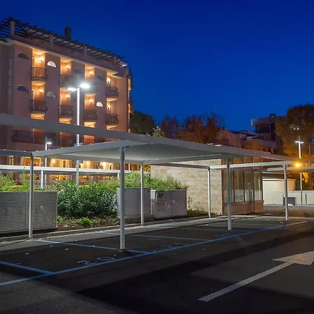 Hotell Trevi Riccione, In Centro Sul Mare Con Cucina 3*