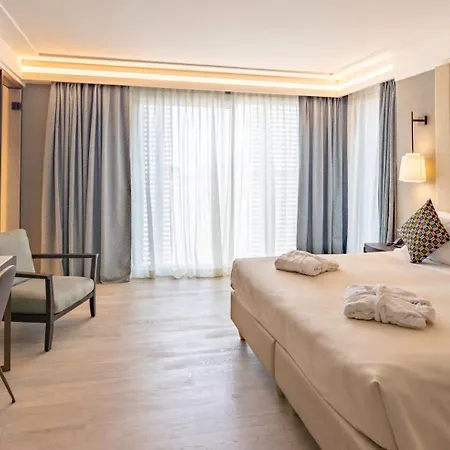 Ceccarini 9 호텔 4*