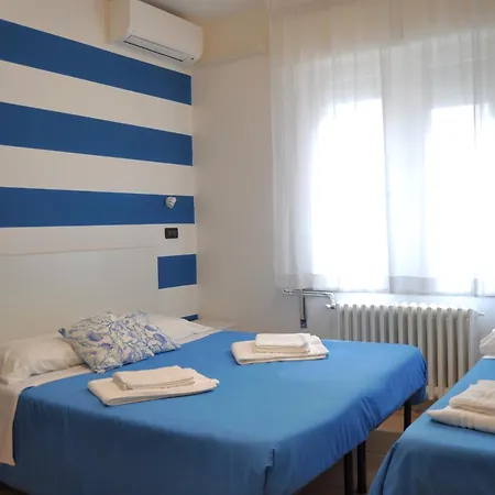 Susy - Ambienti Rinnovati 2022 - Direttamente Su Viale Dante E A Due Passi Dal Mare 2* Riccione