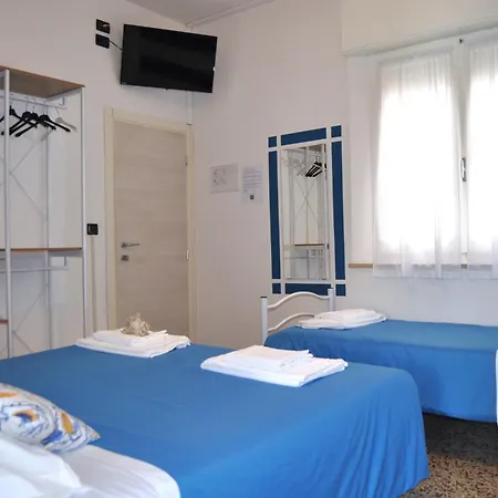 Hotel Susy - Ambienti Rinnovati 2022 - Direttamente Su Viale Dante E A Due Passi Dal Mare 2*