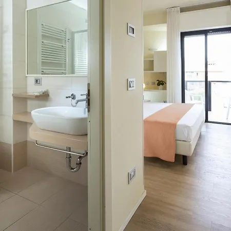2000 Hotel