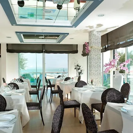 Kursaal - Fronte Mare Con Piscina Riccione