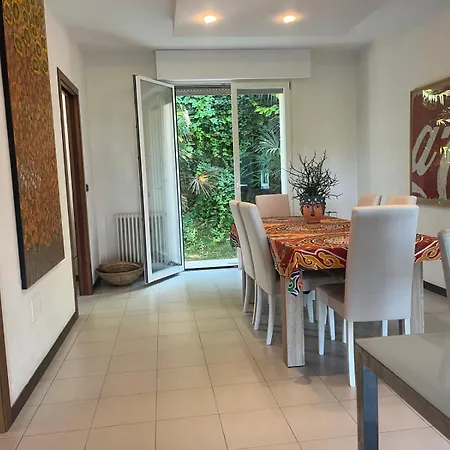 Panoramica Con Giardino A Villa