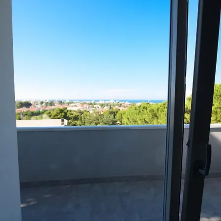 Panoramica Con Giardino A Villa
