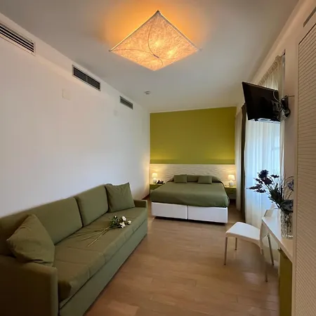Mon Pays Hotel 3*