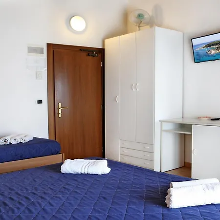 Szálloda Edera - In Pieno Centro A Pochi Passi Dal Mare