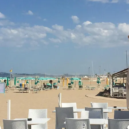 Riccione Sul Mare Con Servizio Spiaggia E Aquapark *
