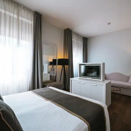 Hotel De La 4*