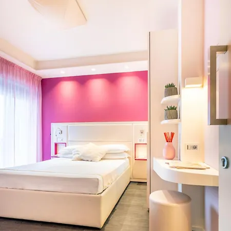 2000 Hotel