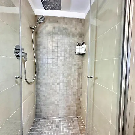 Apartment Vle Dante Riccione--lux Apt--2 Living Room--2 Matrimoniali Kingsize--2 Cucine Professionali--3 Bagni Completi--2 Parcheggi Gratuiti--250mt Dal Mare Riccione